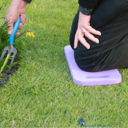 5031670520319 GARLAND RECHTHOEKIGE KNIELMAT TUIN PAARS 40 X 20 CM