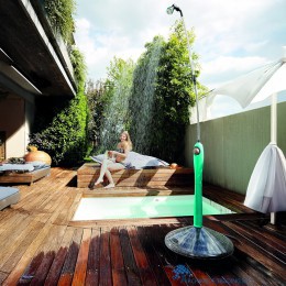 8004779019159-gf-garden-sunny-style-solar-tuindouche-blue-sfeerfoto