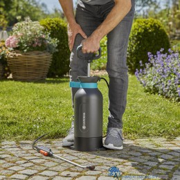 4078500052443-gardena-comfort-drukspuit-5-liter-makkelijk-pompen-en-stevige-voetsteunen