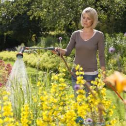 4078500017282 GARDENA COMFORT BROES MET VERLENGSTUK EN KANTELBARE SPROEIKOP GEMAKKELIJK WATERGEVEN