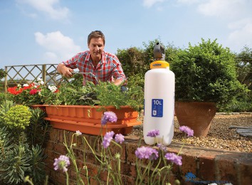 5010646054980-hozelock-drukspuit-standaard-10-liter-sfeerfoto-3-highres