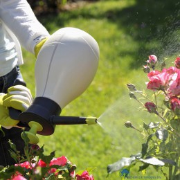 5010646058346 HOZELOCK PURE DRUKSPUIT 2 LITER ONDER DE BLADEREN SPUITEN