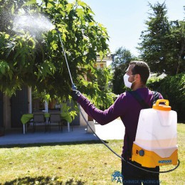 5010646062787-hozelock-elektrische-rugspuit-15-liter-sfeerfoto-1-1000px