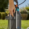 4078500052481-gardena-easypump-li-ion-drukspuit-5-liter-gemakkelijk-en-netjes-opbergen-dankzij-de-slanghouder